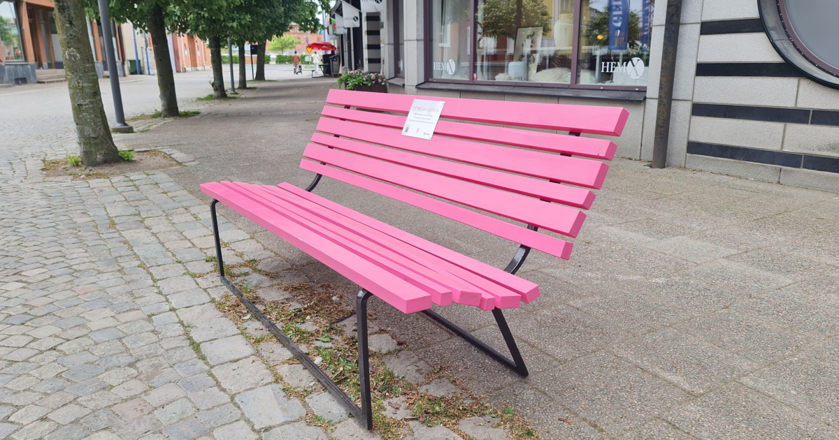 Rosa vänskapsbänk utomhus på gata