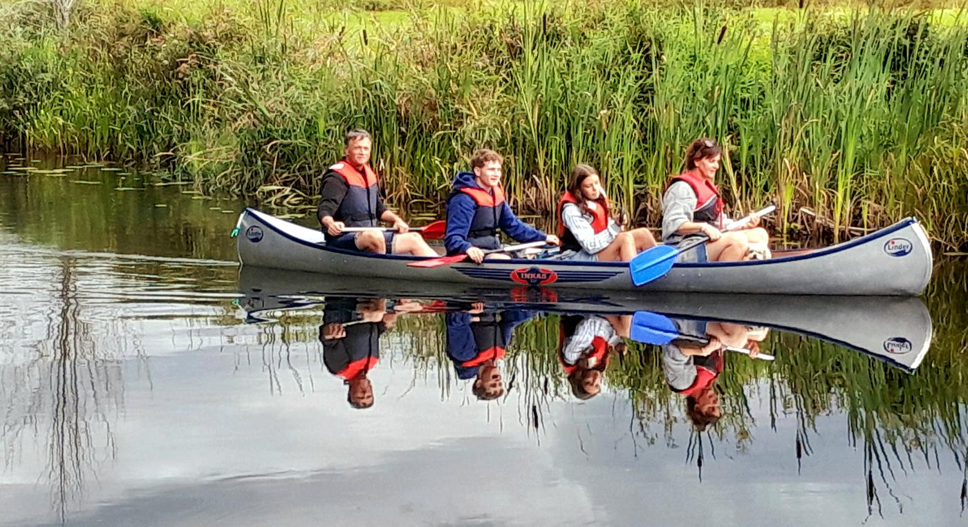 En grupp människor paddlar på Emån.