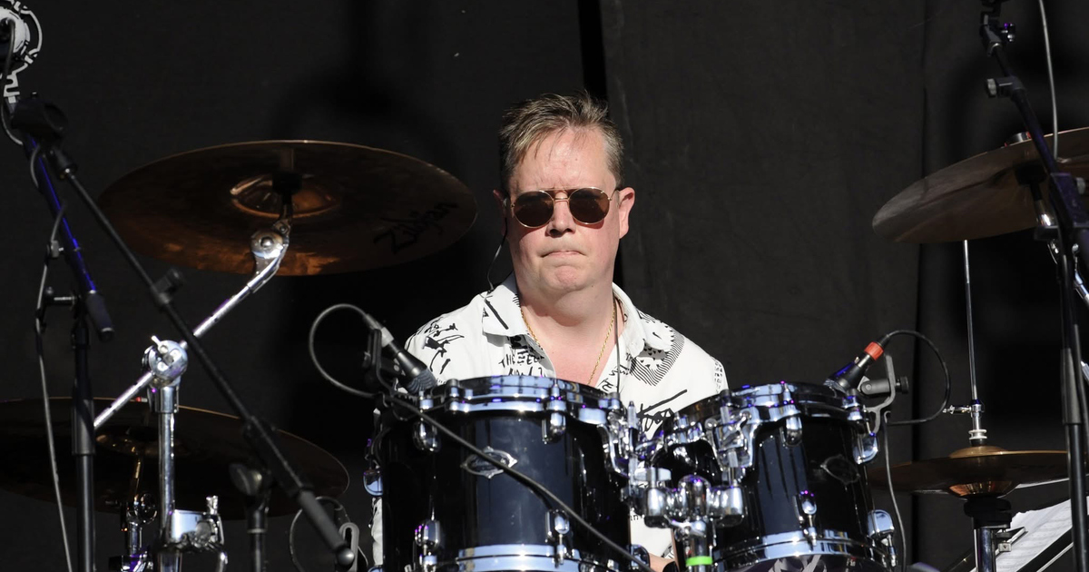 Johan Andersson bakom sina trummor på en scen.