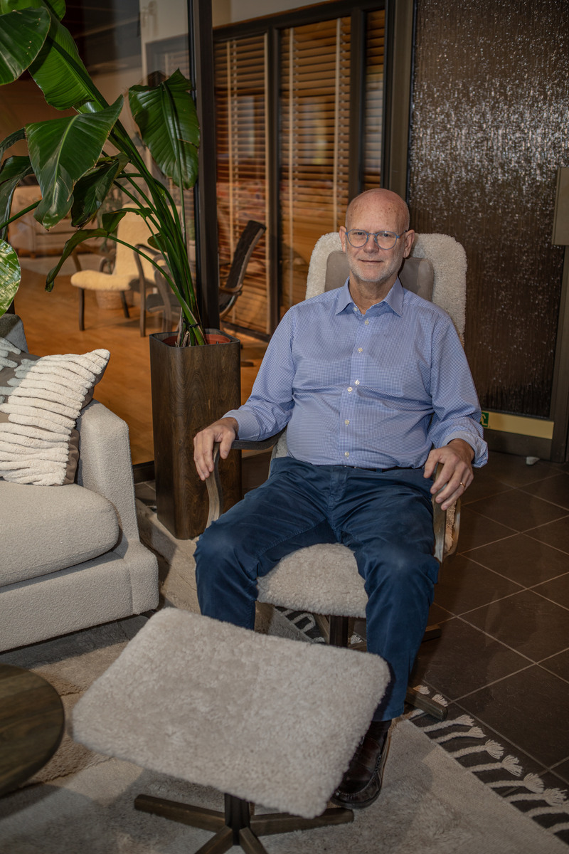 En man sitter i en fåtölj.