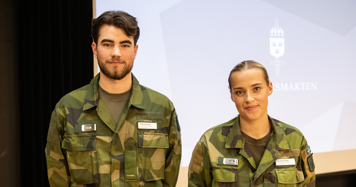 En man och kvinna i militäruniform.