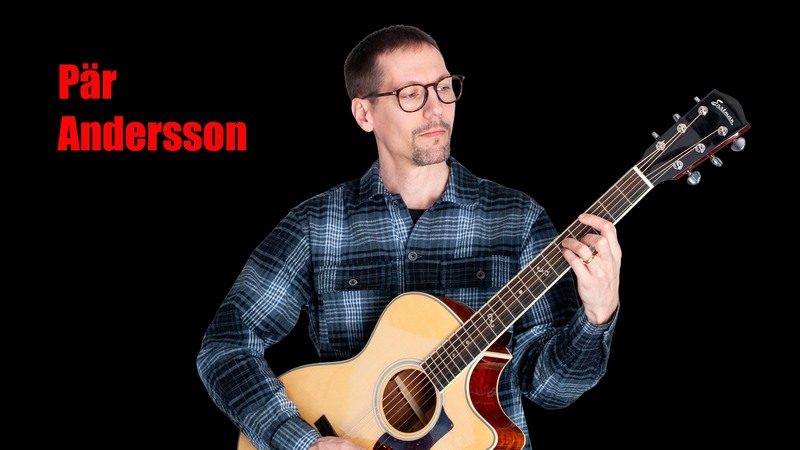 Man i skjorta håller en gitarr