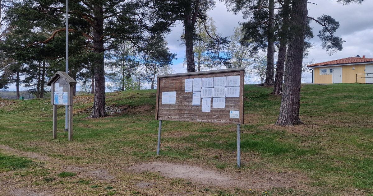 Informationsskylt om båtplatser