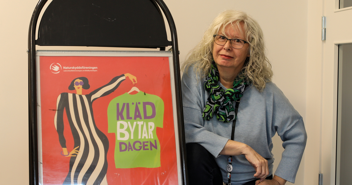 Nina Ellefsen med en skylt om loppisen.