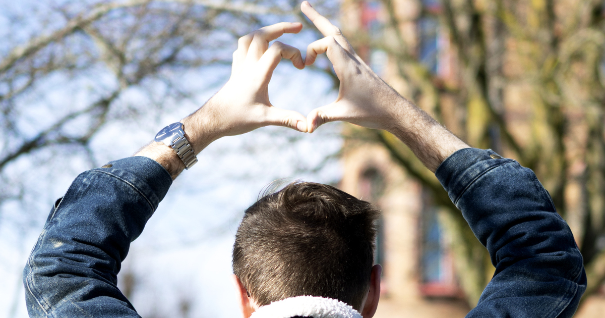 Man gör hand-hjärta.
