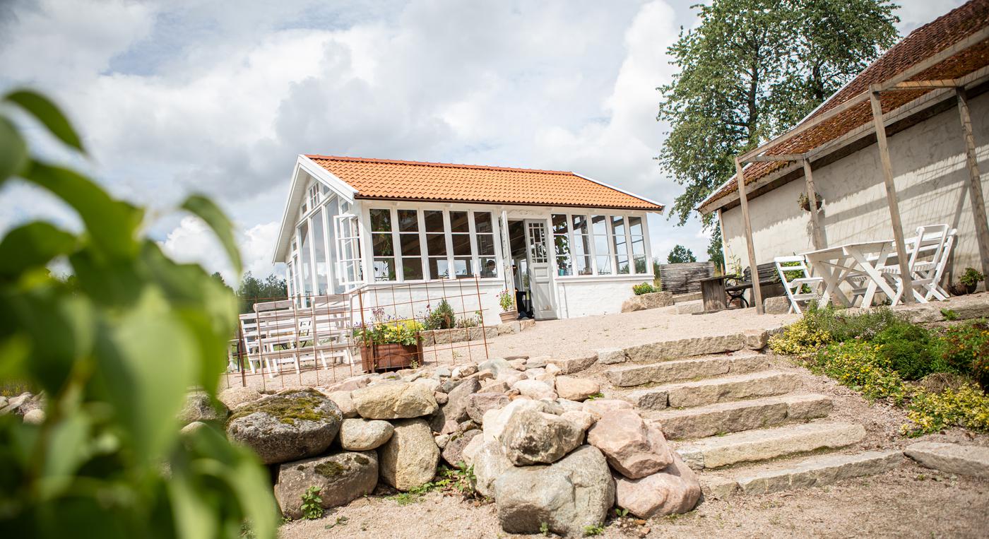 Kafeet i sommarskrud.