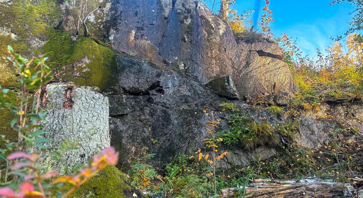 Gråtestenen i Trollebo är alltid blöt.