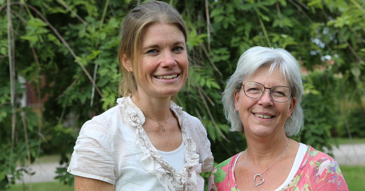 Två kvinnor som är ansvariga för språkcaféet på Vetlanda lärcentrum.