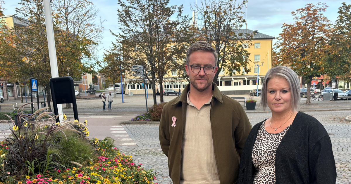 Man och kvinna står i centrummiljö
