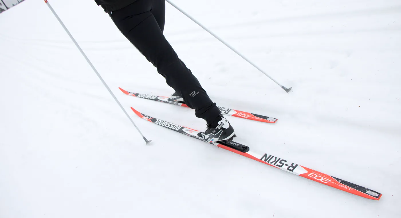 En person på skidor som står i snön.