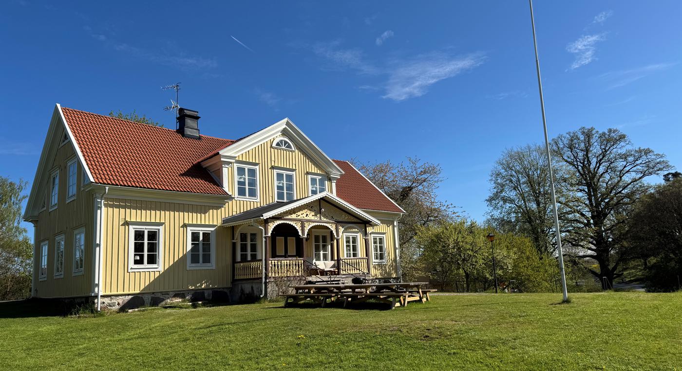 Kyrkskolan i sommarväder.