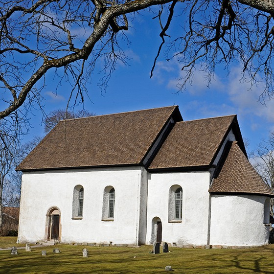 Myresjö gamla kyrka i solljus.