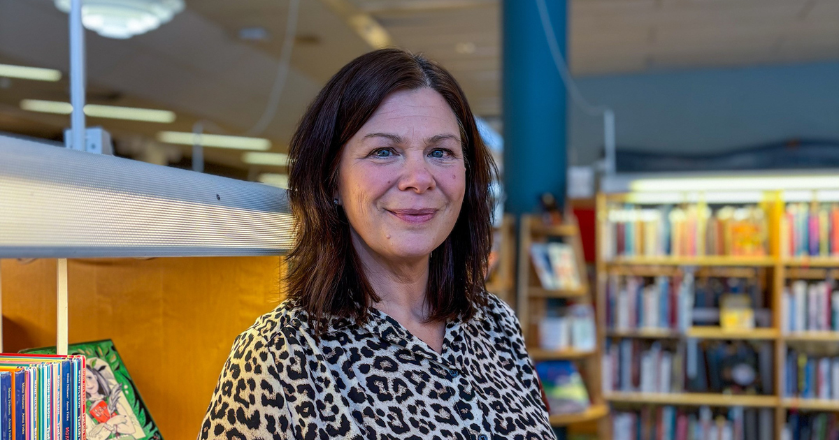 Malin Nelson, bibliotekschef, framför böcker på barnavdelningen.