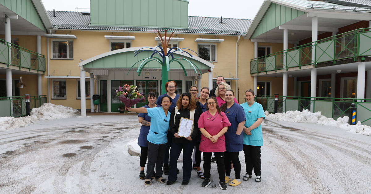 Tiotal personal i grupp utanför entrén till äldreboendet Österliden