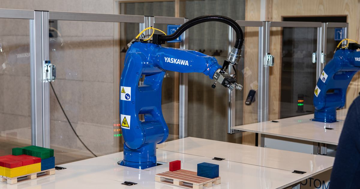 En blå industrirobot av märket Yaskawa.