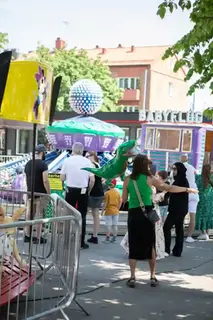 Ett tivoli är uppställt på en parkeringsplats