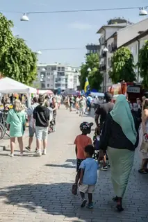 Storgatan i Vetlanda är fylld av människor och marknadsstånd en solig sommardag