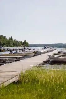 En småbåtshamn vid en sjö